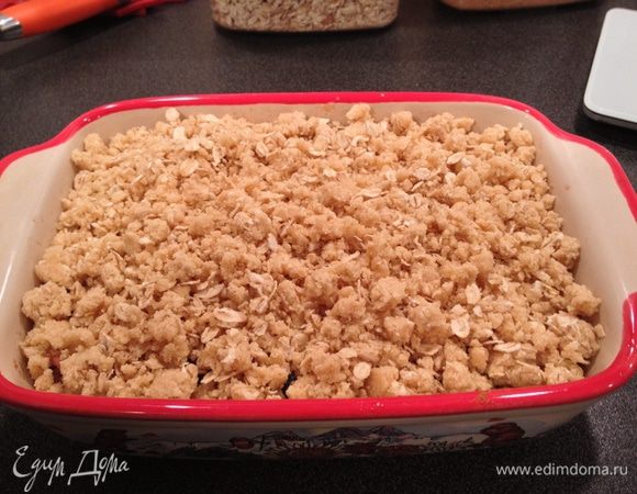 Выложить крошку из теста на фрукты и запекать в духовке 15-20 минут, до румяной корочки.