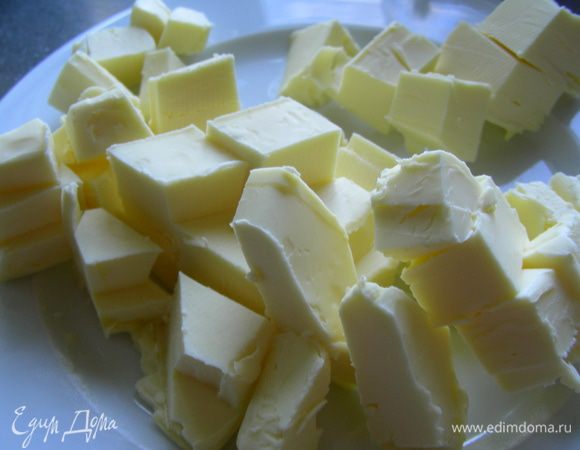 Масло режем кубиками.

