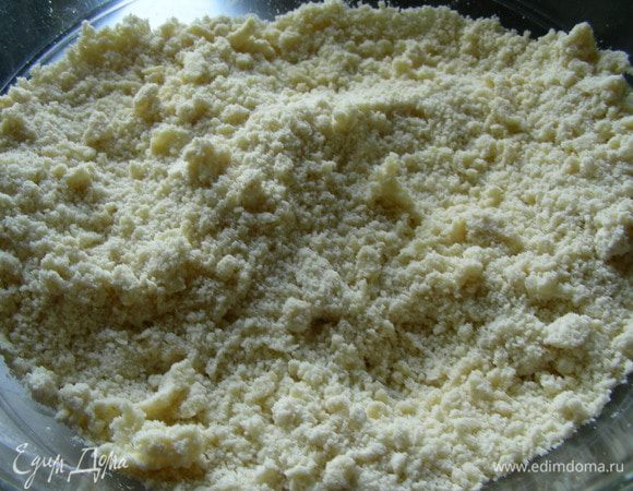 Перетираем его в крошку с мукой руками или в комбайне.
