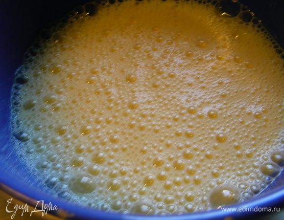 Яйца слегка взбиваем и добавляем молоко.
