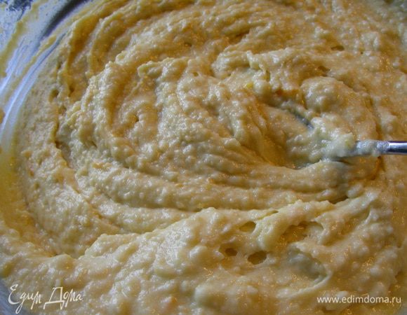 Добавляем яично-молочную смесь к сухой и перемешиваем. Слегка взбиваем миксером до однородности. Тесто получается густое.
