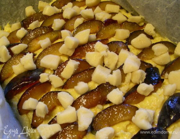 Посыпаем кубиками марципана.
