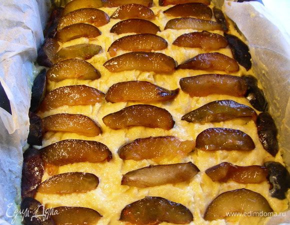 Выкладываем оставшиеся сливы. Если выпекаете в круглой форме, то можно их выложить в форме цветка, так красиво)) Выпекаем в духовке 180 гр (160 гр с конвекцией) 45-55 минут до сухой спички. Выкладываем на решетку и остужаем (у меня минут 30 остывал).
