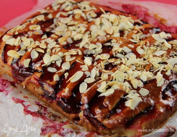 Смазываем им наш пирог пощедрей. Посыпаем миндальными лепестками. Еще при подаче его можно посыпать сахарной пудрой (так советуют в рецепте, мне это показалось лишним, но все по вкусу).

