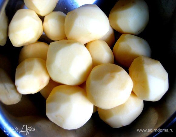 Картофель почистить и поставить вариться с солью...