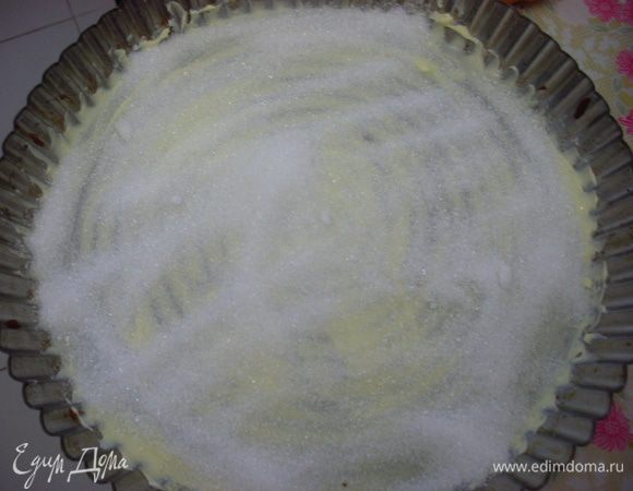 Намазать мягким маслом большую плоскую форму (пеку в нераздвижной т.к. карамель может вытекать при выпечке). Посыпать ровным слоем сахара.