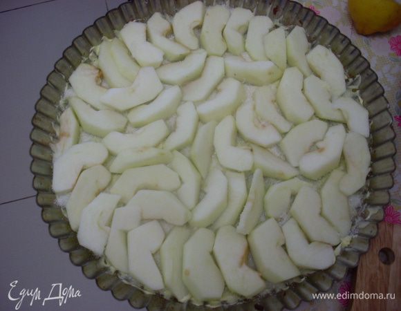 Очистить и нарезать на кусочки яблоки. Выложить их как можно плотнее на основу для карамелизования.