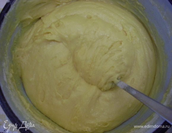 Приготовить тесто - яйца взбить с сахаром, добавить мягкое масло, продолжая взбивать. Просеять в тесто 2 вида муки и разрыхлитель. Перемешать.