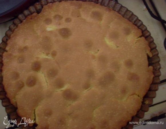 Выложить тесто ложкой на яблоки, немного размазать. Теста получается не очень толстый слой. Выпекать при температуре 180-190 градусов около 30 - 40 минут, пока тесто не приготовиться и с боков не будет видно, что карамель начала золотиться.