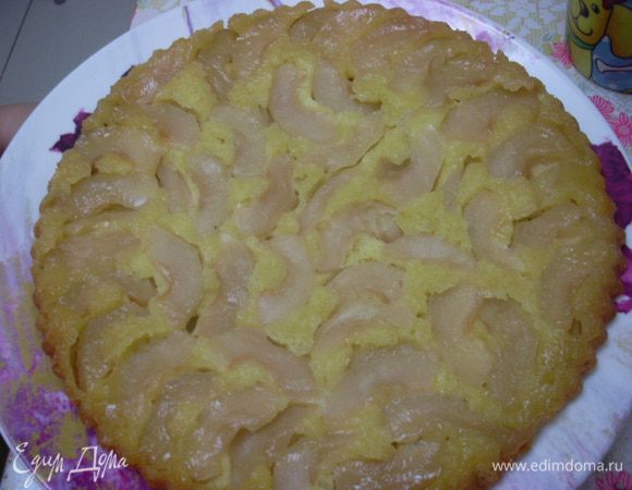 Немного остудить, чтобы карамель еще не застыла, но и не была слишком горячей. Накрыть форму с пирогом большой тарелкой. Аккуратно перевернуть конструкцию, снять форму. Охладить и подавать.
