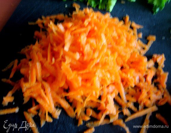 Морковь натереть на крупной тёрке...