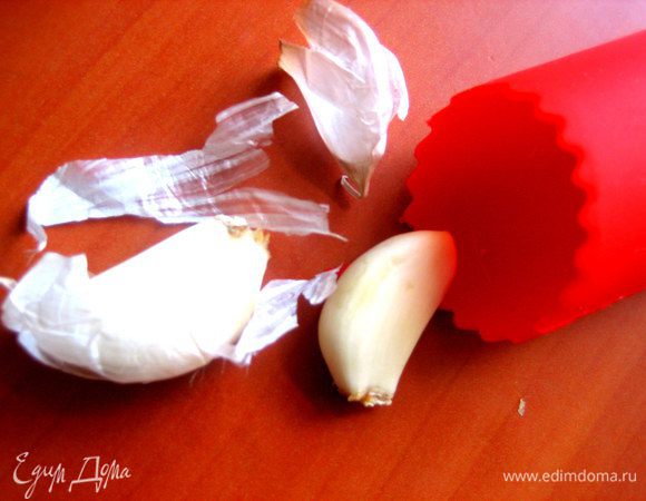 Вы скажете: "Простая трубочка!" да нет, это самый настоящий фокус-покус))) Кладёте неочищенный чеснок в трубочку, прокатываете пару раз по столу... и высыпаете на стол уже очищенный чеснок!!! Дети (и не только!) точно заинтересуются такой штучкой на кухне)))