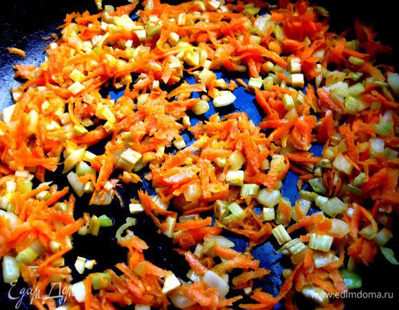 Обжарим лук, чеснок и морковь на растительном масле.