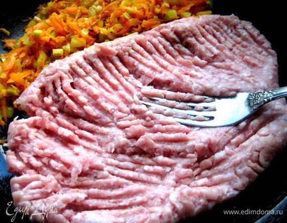 Отодвинем в сторону обжарку, если сковорода позволяет и выложим рядом фарш.