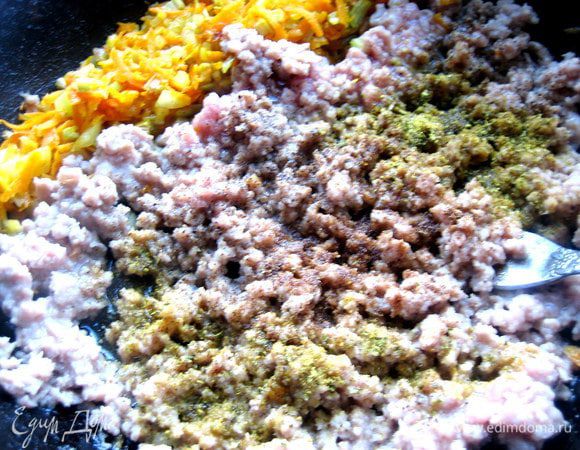 Постоянно разминаем фарш при обжарке вилкой, чтобы превратить его в крупинки. Добавим сухие приправы, соль, перец.