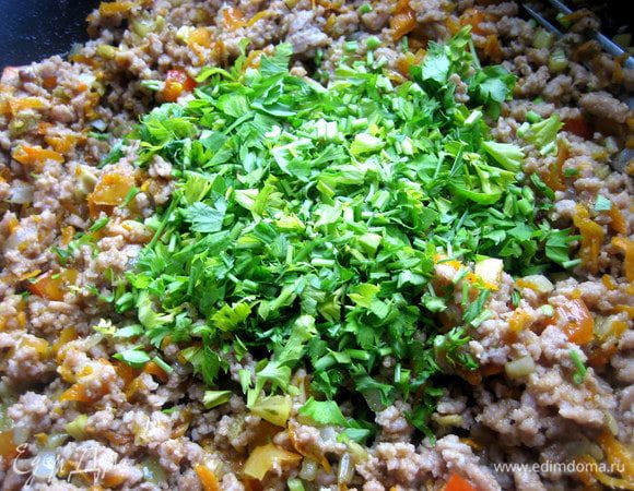 В конце свежей петрушки или другой зелени добавим.