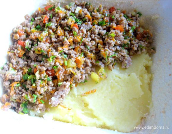 Затем слой фарша... Утрамбовать ложкой.