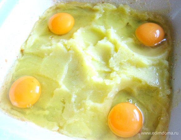 В ямки вбиваем по небольшому яйцу...