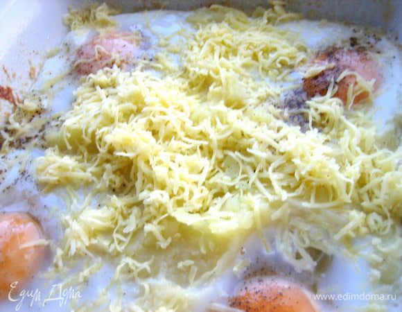 Вынимаем форму и присыпаем запеканочку сыром.