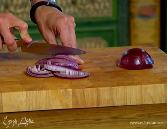 Красную луковицу почистить и нарезать полукольцами.