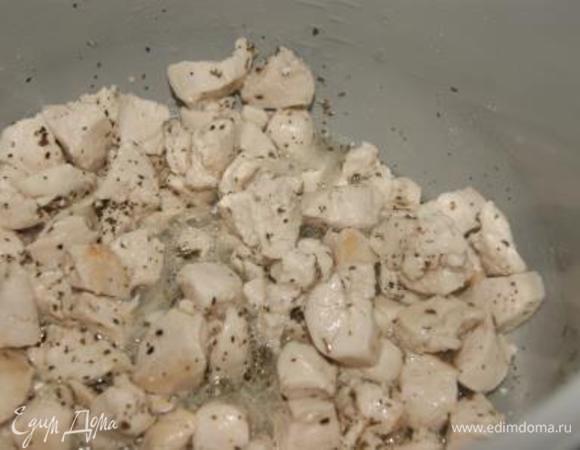 Тем временем готовим начинку. Куриное филе нарезать мелкими кусочками, обжарить в оливковом масле, добавить базилик.