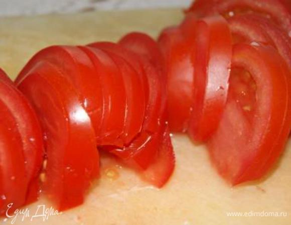 Помидоры нарезать полукружочками.