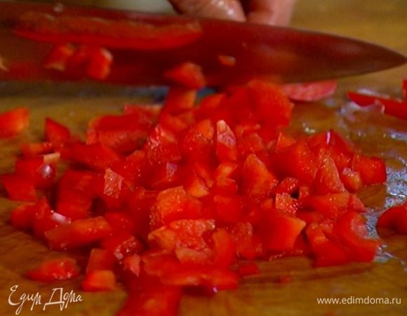 Сладкий перец, удалив семена, нарезать маленькими кубиками.