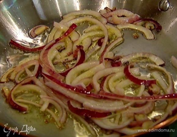 Разогреть в сковороде оливковое масло и обжаривать лук, периодически помешивая.