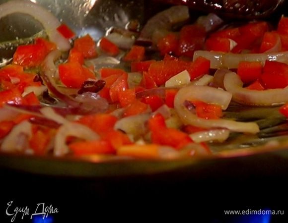 Добавить сладкий перец, чеснок, посолить, перемешать и продолжать готовить на среднем огне.