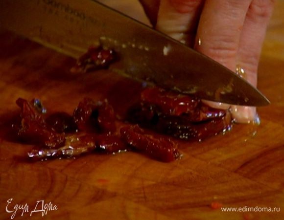 Вяленые помидоры порезать небольшими кусочками и отправить к луку и перцу.