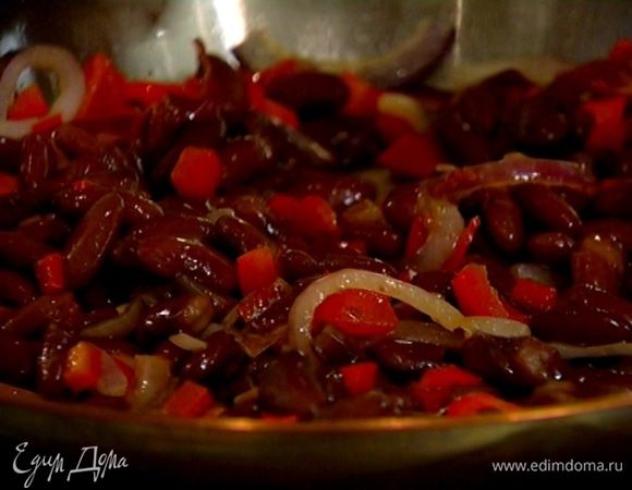 Выложить к овощам готовую фасоль, перемешать и еще немного все прогреть.