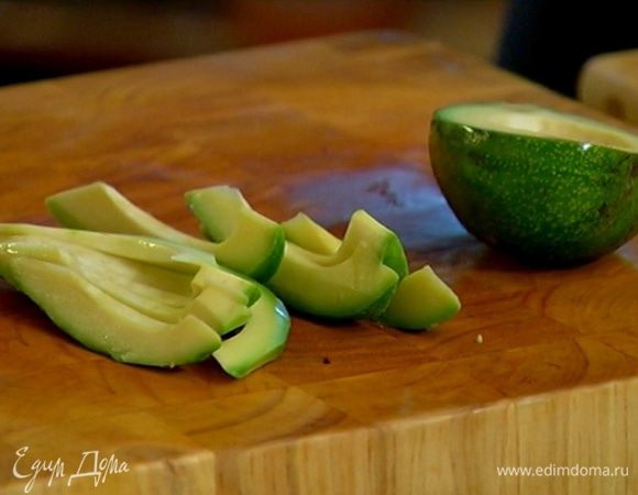 Авокадо очистить от кожуры, разрезать пополам и удалить косточку, мякоть нарезать тонкими полосками.