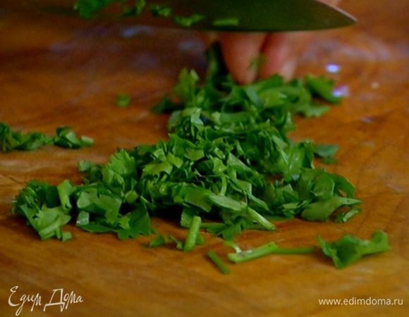Кинзу мелко порубить.