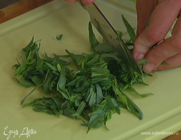 Листья тархуна мелко порубить.