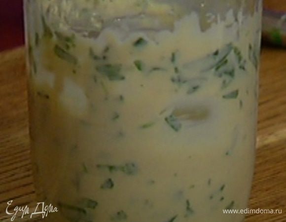 Приготовить майонез: желток соединить с горчицей и взбивать миксером, тонкой струйкой вливая оливковое масло. Когда масса станет достаточно густой, влить сок лайма и уксус. В самом конце добавить оливковое масло Extra Virgin, нарезанный тархун и взбить еще немного.