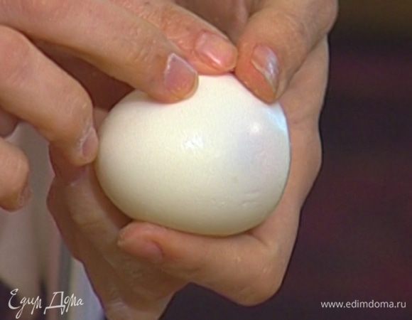 Яйцо сварить вкрутую, затем почистить.