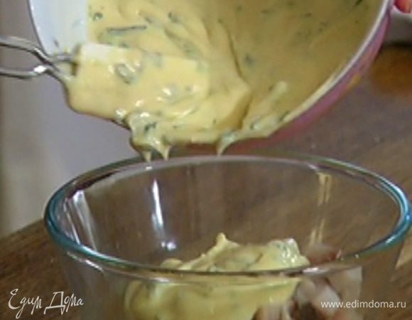 Соединить сельдь с зеленым луком, добавить 2 ст. ложки майонеза и все перемешать.