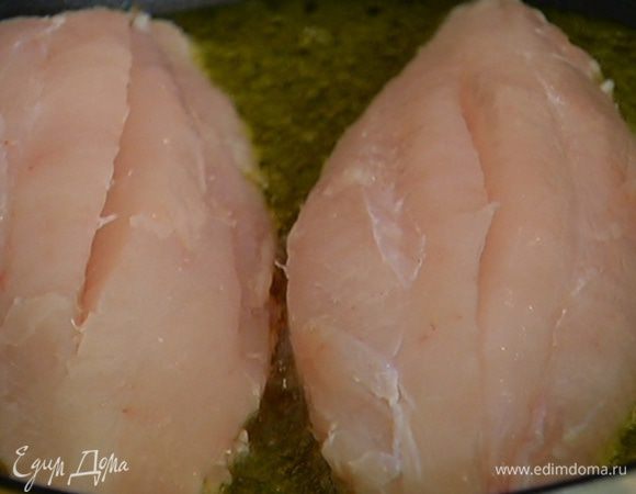 Разогреть в сковороде оливковое масло, выложить рыбу кожей вниз.