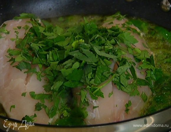 Листья петрушки, базилика и шалфея мелко порубить и добавить в сковороду к рыбе.