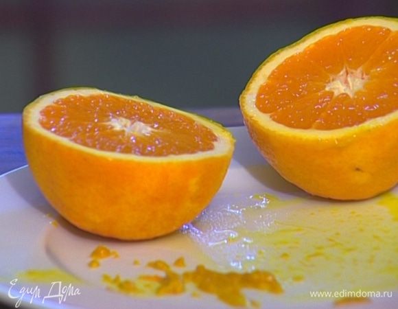 Апельсин разрезать пополам.
