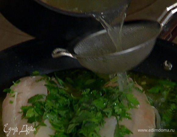 Горячий рыбный бульон и вино влить в сковороду к рыбе, добавить перец чили, накрыть крышкой и готовить 20 минут.