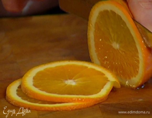Оставшуюся половину апельсина нарезать тонкими кружками.