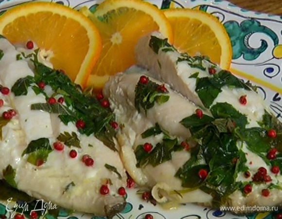 Готовую рыбу посыпать розовым перцем и подавать с кружками апельсина.