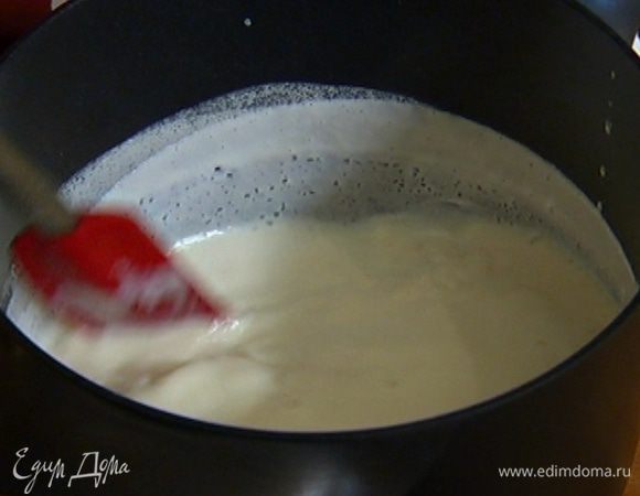 Просушить желатин бумажным полотенцем, добавить в кастрюлю и перемешивать, пока он полностью не растворится. Граппу влить в молочную смесь и еще раз все перемешать.