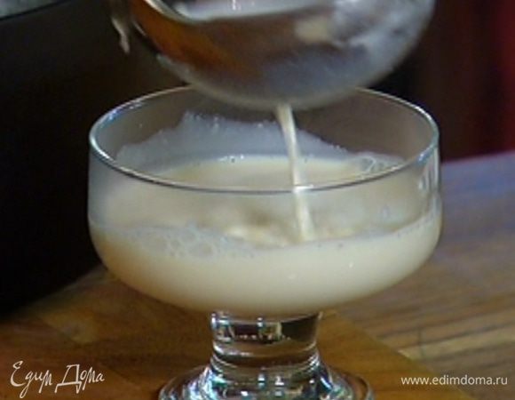 Разлить молочную смесь в прозрачные формы, заполняя их наполовину, и отправить в холодильник на 2–3 часа.