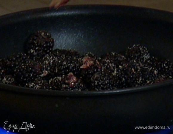 Приготовить соус: в небольшую кастрюлю всыпать сахар, добавить ежевику и припустить ягоды на огне, затем влить граппу, несколько секунд выпаривать ее и снять сковороду с огня.