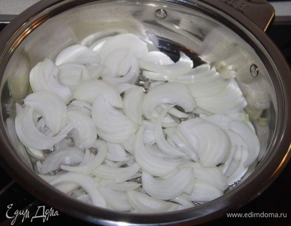 В сотейнике обжарить на масле порезанный полукольцами лук.