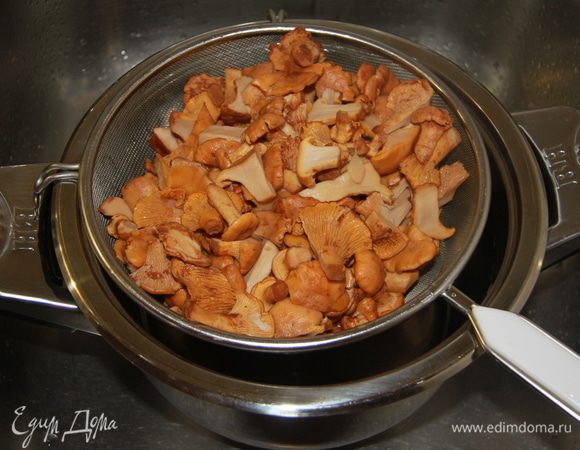 Грибы откинуть на дуршлаг, дать жидкости стечь.