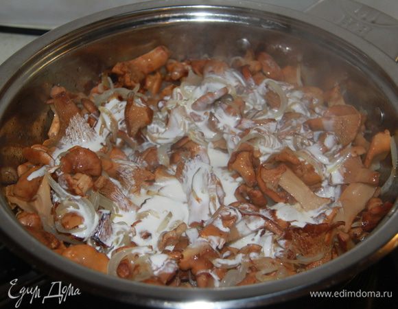 Добавить сливки, перемешать, посолить-поперчить, тушить ещё 10 минут.