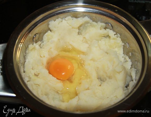 Отдельно сварить картофель, пюрировать, посолить, слегка остудить, добавить яйцо, размешать до однородного состояния.